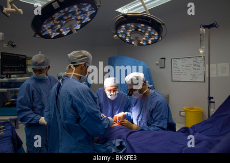 Surgeons performing an operation at the Medicity Hospital, Gurgaon, India Stock Photo