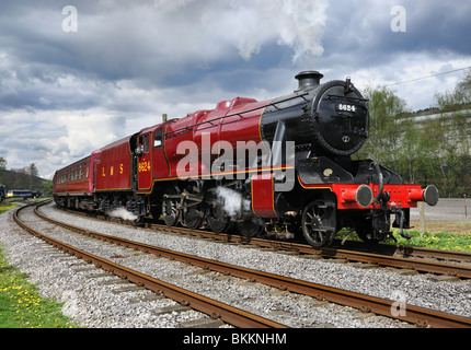 1943 Stanier 8F Steam Locomotive, No.8624, with train of carriages, Peak Rail centre, South Rowsley, Derbyshire. Stock Photo