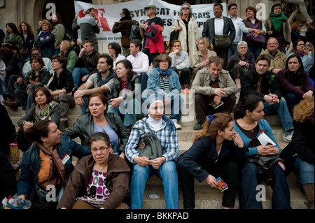 Large Crowd of People, Watching Break Dancer Street performers, Paris France, Audience, multicultural sitting street, diverse people global city Stock Photo