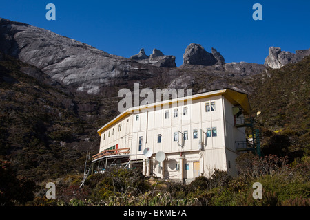 Laban Rata resthouse with the peaks of Mt Kinabalu in the background. Kinabalu National Park, Sabah, Borneo, Malaysia. Stock Photo