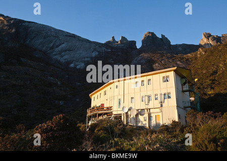 Laban Rata resthouse with the peaks of Mt Kinabalu in the background. Kinabalu National Park, Sabah, Borneo, Malaysia. Stock Photo