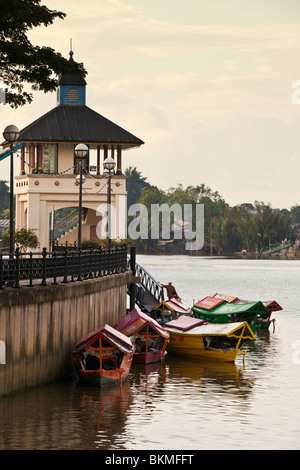 Tambangs (sampan water taxis) on the Sarawak River waterfront. Kuching, Sarawak, Borneo, Malaysia. Stock Photo