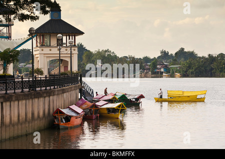 Tambangs (sampan water taxis) on the Sarawak River waterfront. Kuching, Sarawak, Borneo, Malaysia. Stock Photo