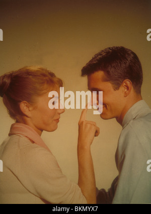 ON THE BEACH (1959) DONNA ANDERSON, ANTHONY PERKINS OTBH 008 Stock Photo