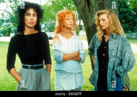 THE WITCHES OF EASTWICK (1987) CHER, SUSAN SARANDON, MICHELLE PFEIFFER WOE 049 Stock Photo