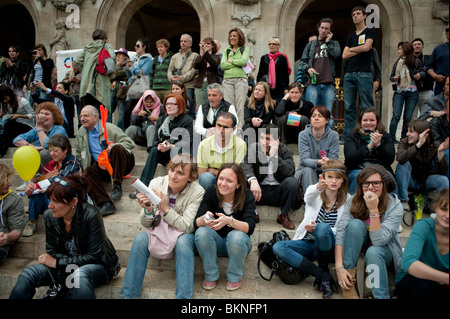 Audience, Crowd Scene from above, of Teens, Young Adults, Sitting, Watching Break Dancer Street performers, Paris France, Street, people urban public Stock Photo