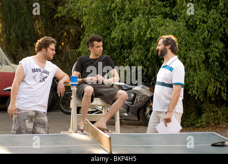 ON SET, FILMING (ALT), BEHIND THE SCENES, O/S 'KNOCKED UP' (2007) JUDD APATOW (DIR), SETH ROGEN, JAY BARUCHEL KNOC 001-15 Stock Photo