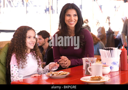 THE GAME PLAN (2007) MADISON PETTIS, ROSELYN SANCHEZ ANDY FICKMAN (DIR) 021 Stock Photo