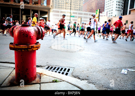 CHICAGO MARATHON ; PARTICIPANTS RUNNING THROUGH DOWNTOWN STREETS Stock Photo