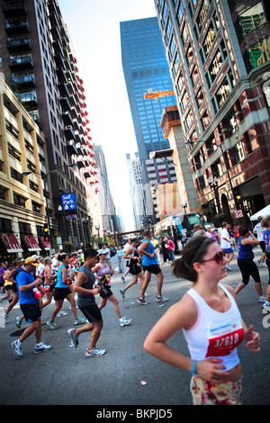 CHICAGO MARATHON ; RUNNERS IN DOWNTOWN, CHICAGO, ILLINOIS, USA Stock Photo