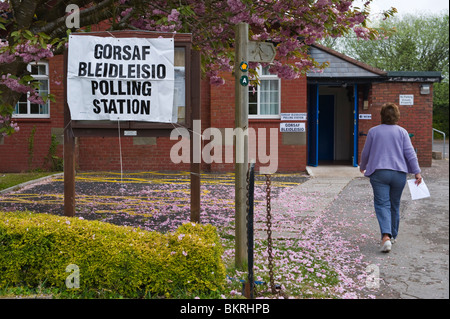 Bilingual Welsh English language polling station sign at village hall Marshfield in the Newport West constituency South Wales UK Stock Photo