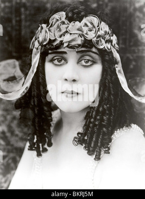 THEDA BARA (PORTRAIT) IN CLEOPATRA (1917) 004 Stock Photo