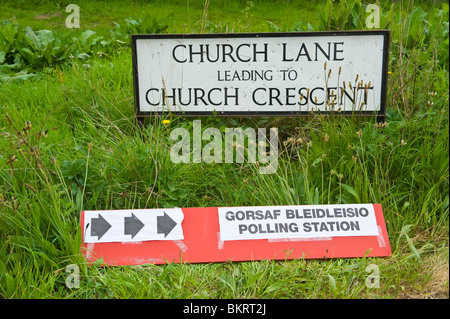 Bilingual Welsh English language sign to rural election polling station in South Wales UK Stock Photo