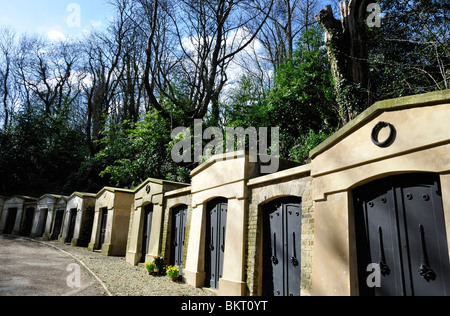 Line of tombs in Highgate Cemetery West, London Stock Photo