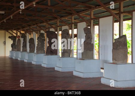 Zapatera Statues, Convento Y Museo San Francisco, Iglesia San Francisco, Granada, Nicaragua, Central America  Stock Photo