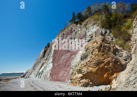 Rocky shoreline at Clark Head  - Bay of Fundy near Parrsboro, NS, Canada Stock Photo