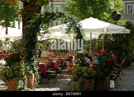 Regensburg: Beer Garden of Hotel Bischofshof am Dom, Upper Palatinate, Bavaria, Germany Stock Photo