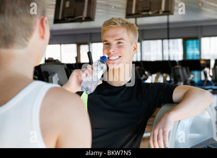 Two guys working out in gym Stock Photo - Alamy