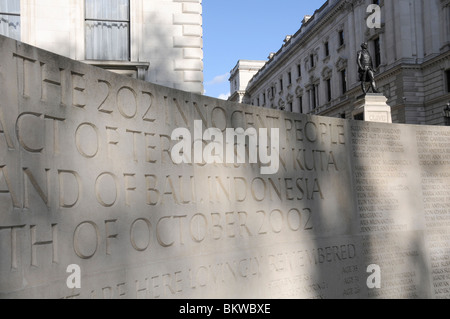 UK MEMORIAL TO VICTIMS OF 2002 BALI BOMB WITH STATUE OF CLIVE IN BACKGROUND. WHITEHALL, LONDON Stock Photo