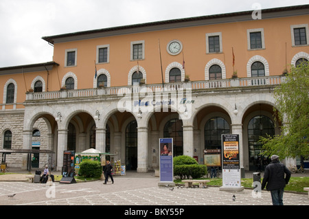 pisa central train station trainstation grand railway trains travel Italy Italian european europe Italian Stock Photo