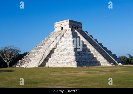 Mayan temple ruins in Chichen Itza, Pyramid of Kukulkan, State of Yucatan, Peninsula Yucatan, Mexico Stock Photo
