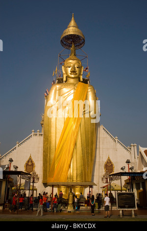 View to the gilded Buddha statue, 32 m high, Wat Intharawihan, Banglamphu, Bangkok, Thailand Stock Photo