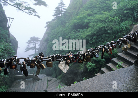 padlocks, locked and the key thrown down the mountain, symbol for couples to pledge faithfulness, mountain, Huang Shan, Anhui pr Stock Photo