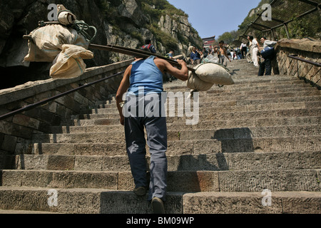 Porter, Stairway to Heaven, Tai Shan, Shandong province, Taishan, Mount Tai, World Heritage, China, Asia, UNESCO Stock Photo