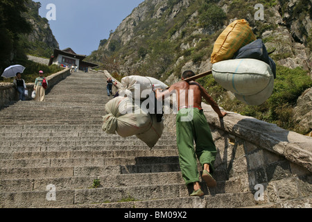 Porter, Stairway to Heaven, Tai Shan, Shandong province, Taishan, Mount Tai, World Heritage, China, Asia, UNESCO Stock Photo