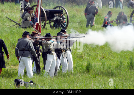 CIVIL WAR re-enactment soldiers march and fire on each other Stock Photo