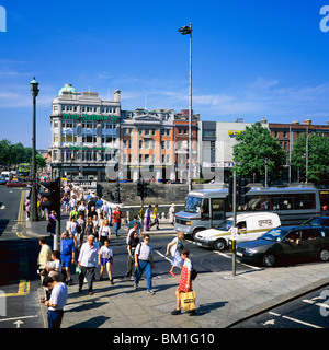 PEOPLE ON O'CONNELL BRIDGE DUBLIN IRELAND Stock Photo