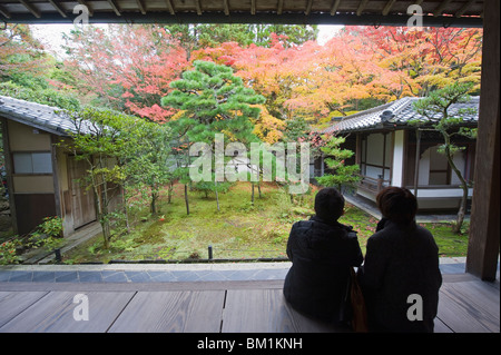 A couple contemplating the autumn colours, Koto in Zen temple dating from 1601, within Daitokuji main temple, Kyoto, Japan Stock Photo