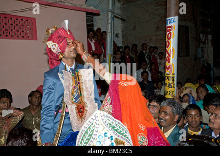 Mother in law welcoming her son in law.(He arrives riding a horse) Traditional indian wedding. Pushkar. India i Stock Photo