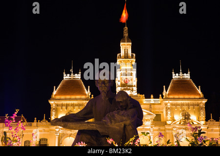 Nightshot of Ho Chi Minh statue in front of Hotel de Ville in central Ho Chi Minh City Stock Photo