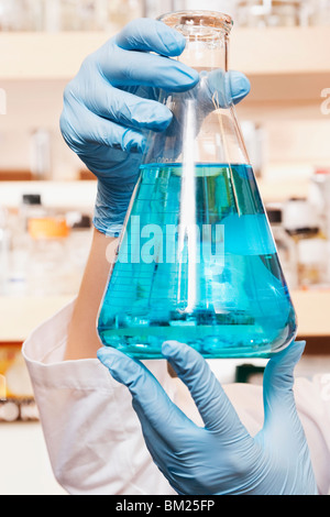 Female doctor holding a conical flask in a laboratory Stock Photo