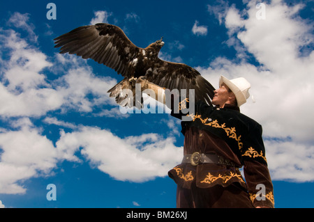 Eagle hunter with his golden eagle (Aquila chrysaetos) on his arm, Issyk Kol, Kyrgyzstan, Central Asia Stock Photo