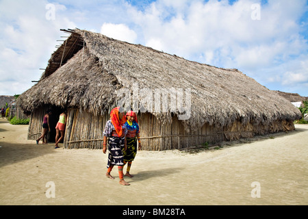 Thatched long house, where traditional Kuna ceremonies take place, Isla Tigre, San Blas Islands, Comarca de Kuna Yala, Panama Stock Photo