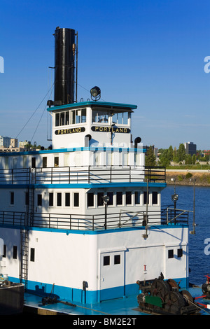Maritime Museum on the Willamette River in Waterfront Park, Portland, Oregon, USA Stock Photo