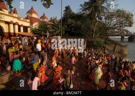 Pilgrims taking a ritual bath at a Kali temple on the river banks of the Hoogly river, Kolkata (Calcutta), West Bengal, India Stock Photo