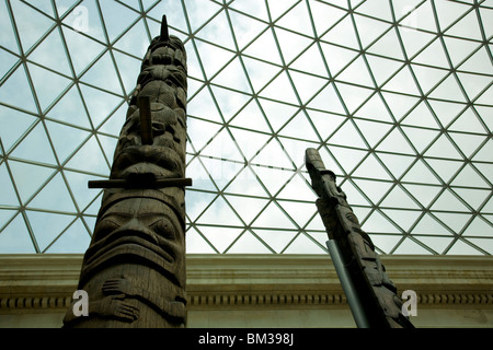 Two totems on display in the center court in British Museum Stock Photo