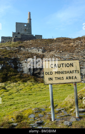 Allihies: Mountain Mine Man engine house and notice. 'Caution old mineshafts in this area' Stock Photo