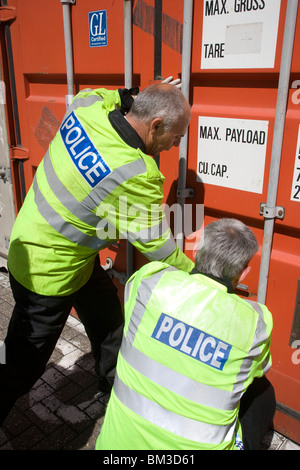 Police Raid Containers At The Port Felixstowe,Suffolk looking for stolen cars,plant and farm machinery Stock Photo