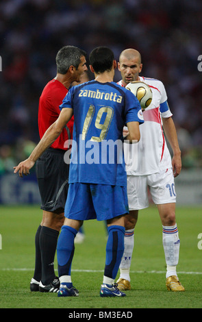 Referee Horacio Elizondo (l) prepares a drop ball between Gianluca Zambrotta and Zinedine Zidane during the 2006 World Cup final Stock Photo