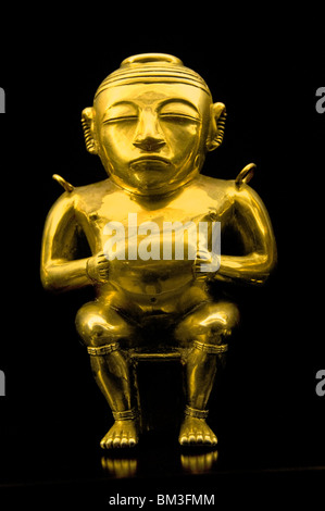 Treasure Gold sculpture statuette of a Quimbaya cacique chief leader from Colombia Colombian  200 and 1000 AD Stock Photo