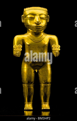 Treasure Gold sculpture statuette of a Quimbaya cacique chief leader from Colombia Colombian  200 and 1000 AD Stock Photo