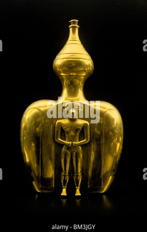 Treasure Gold sculpture statuette of a Quimbaya cacique chief leader from Colombia Colombian  200 and 1000 AD Stock Photo