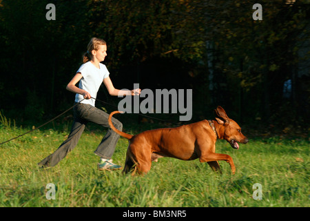 Mädchen mit Rhodesian Ridgeback / girl with RR Stock Photo - Alamy