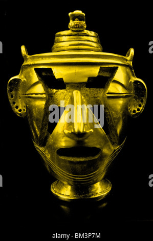 Treasure Gold sculpture statuette of a Quimbaya cacique chief leader from Colombia Colombian  200 and 1000 AD Stock Photo