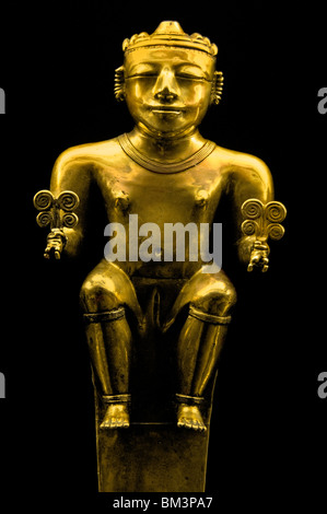 Treasure Gold sculpture statuette of a Quimbaya cacique chief leader from Colombia Colombian  200 and 1000 AD Stock Photo