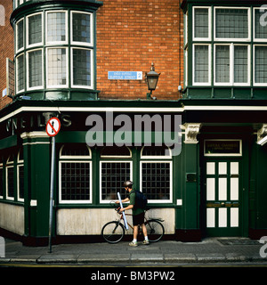 CYCLIST IN FRONT OF M.J. O'NEILL BAR & RESTAURANT SUFFOLK STREET DUBLIN IRELAND EUROPE Stock Photo